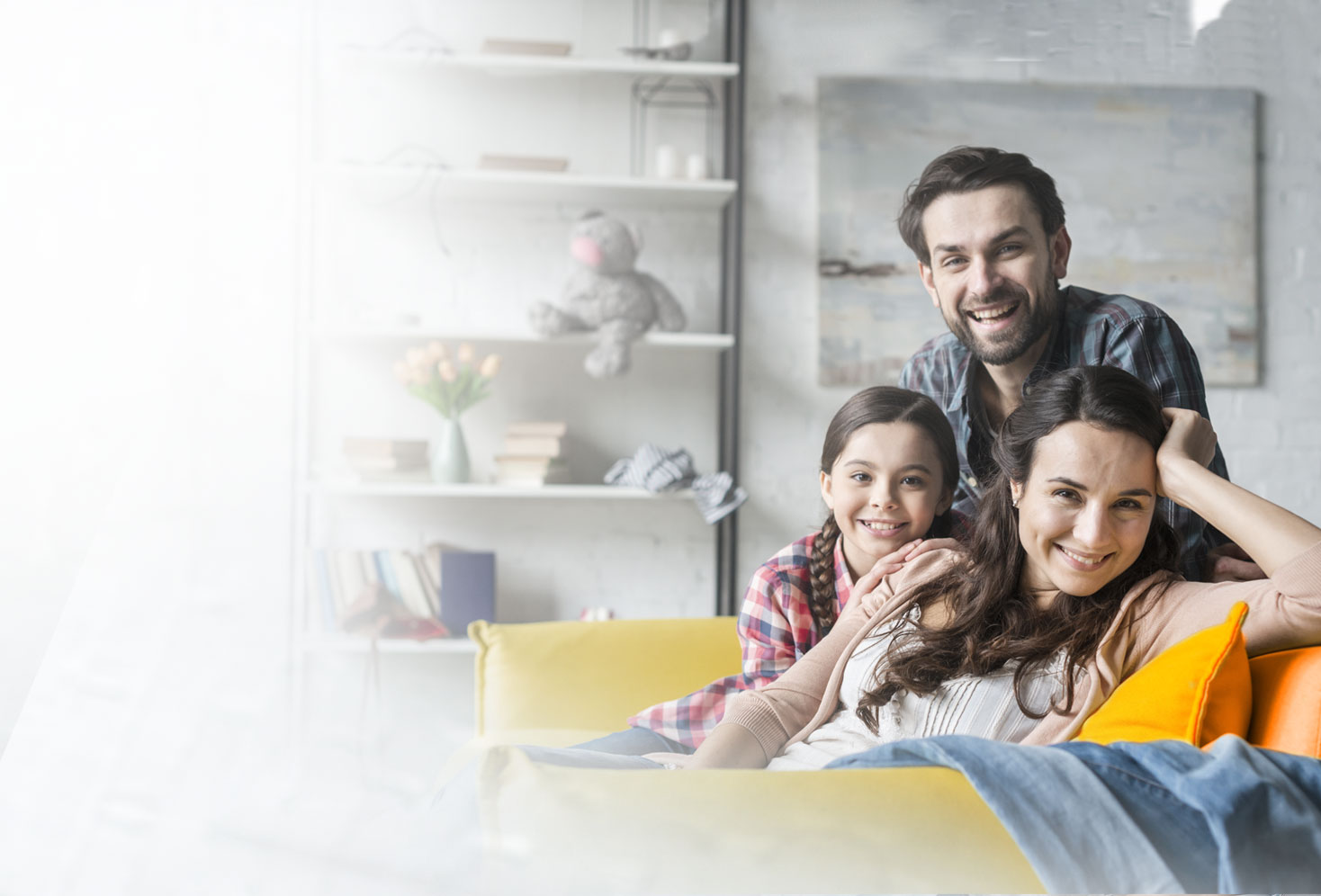 Familia sonriente en un sofa