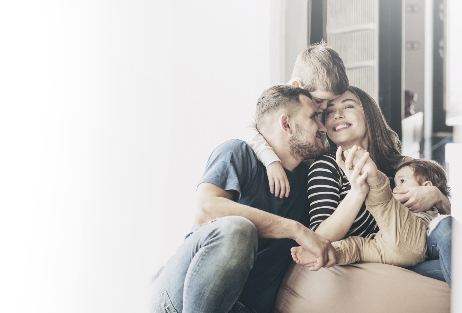 Familia sonriente Abrazada